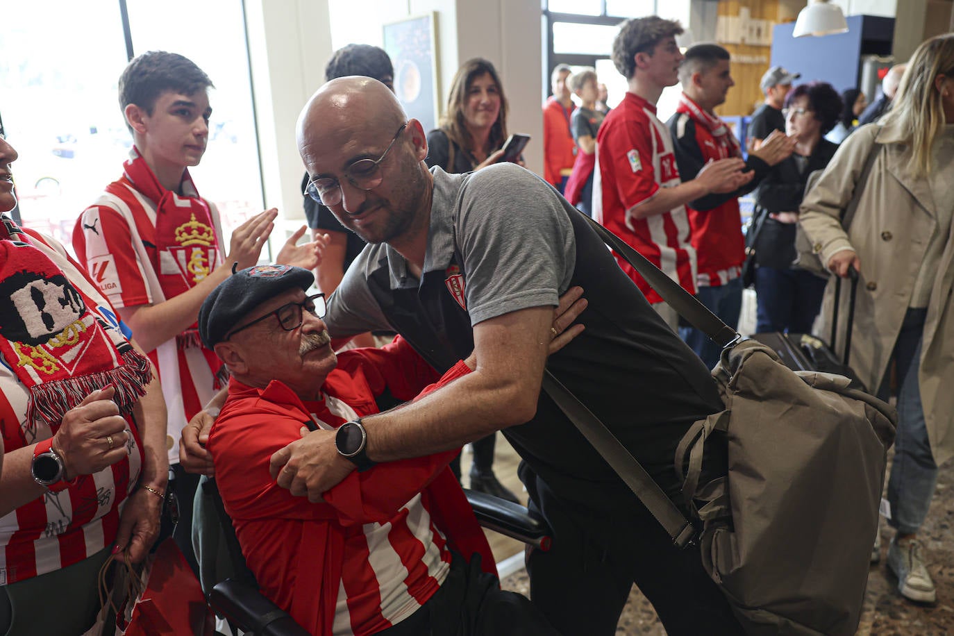 Aliento al Sporting en el aeropuerto de Asturias: así fue la calurosa bienvenida del club