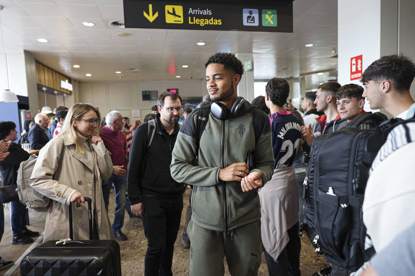 Aliento al Sporting en el aeropuerto de Asturias: así fue la calurosa bienvenida del club