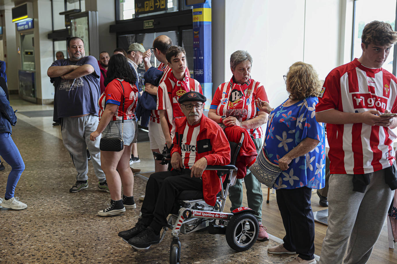 Aliento al Sporting en el aeropuerto de Asturias: así fue la calurosa bienvenida del club