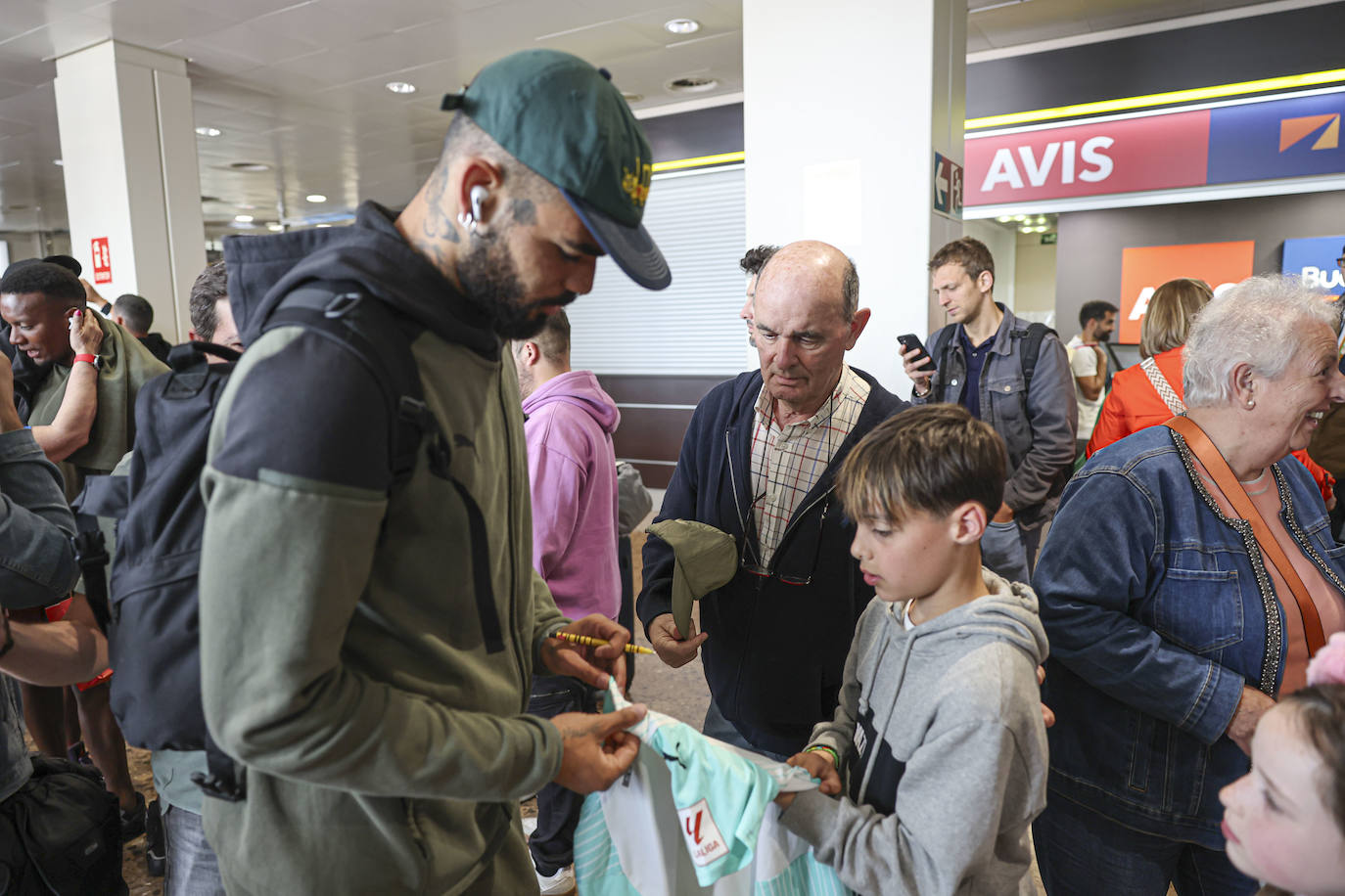 Aliento al Sporting en el aeropuerto de Asturias: así fue la calurosa bienvenida del club