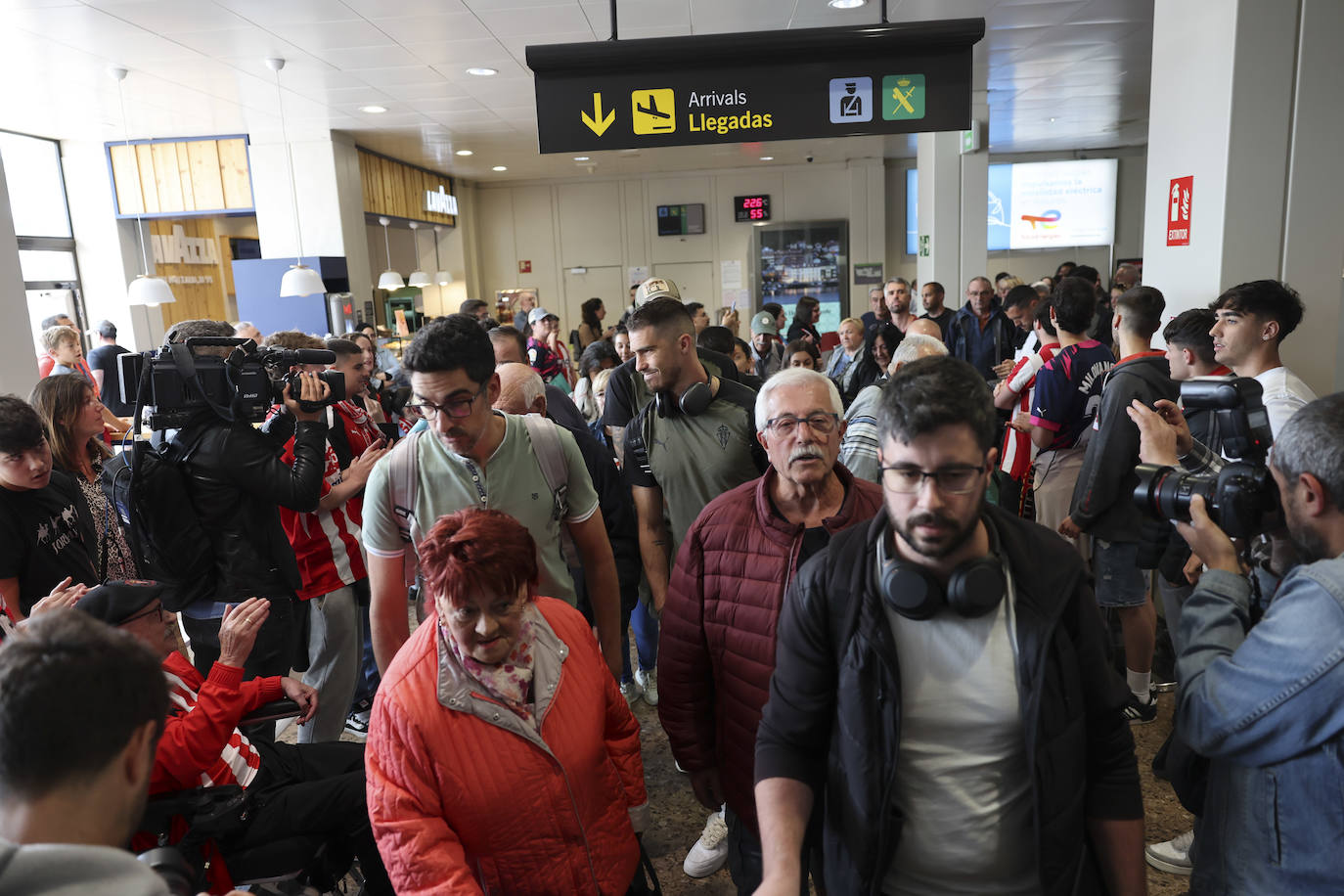 Aliento al Sporting en el aeropuerto de Asturias: así fue la calurosa bienvenida del club