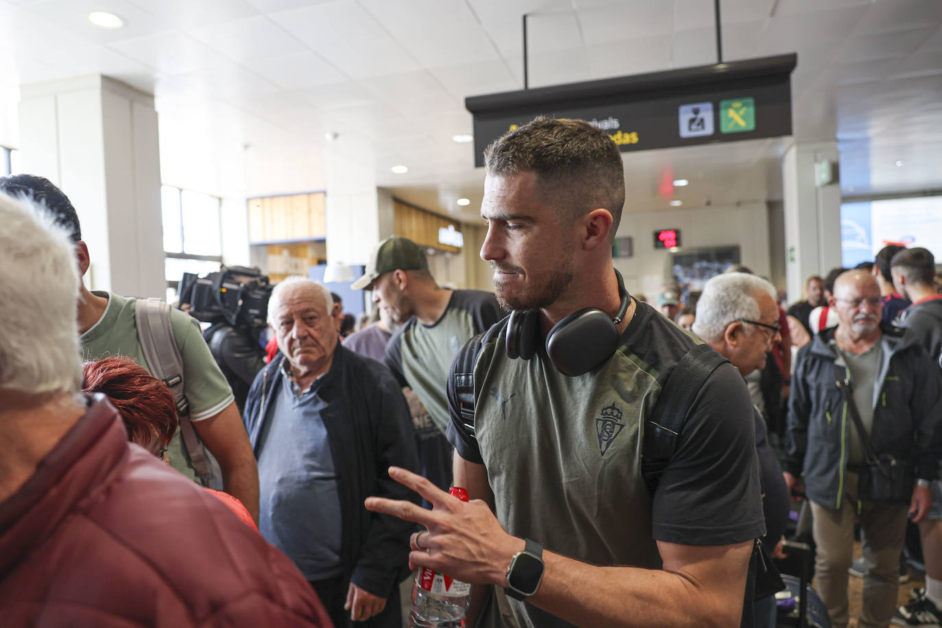 Aliento al Sporting en el aeropuerto de Asturias: así fue la calurosa bienvenida del club