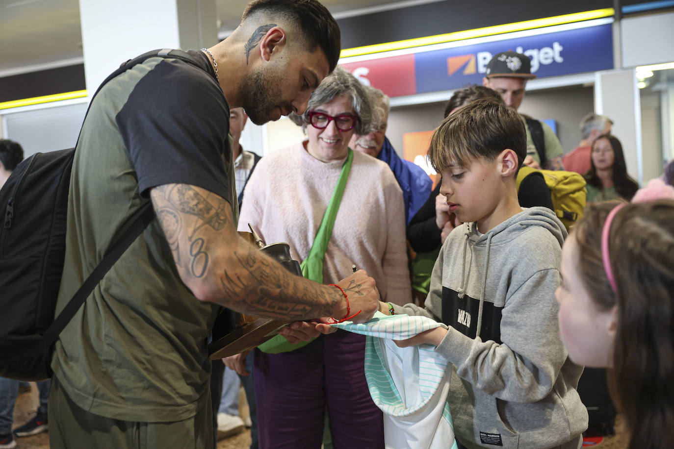 Aliento al Sporting en el aeropuerto de Asturias: así fue la calurosa bienvenida del club