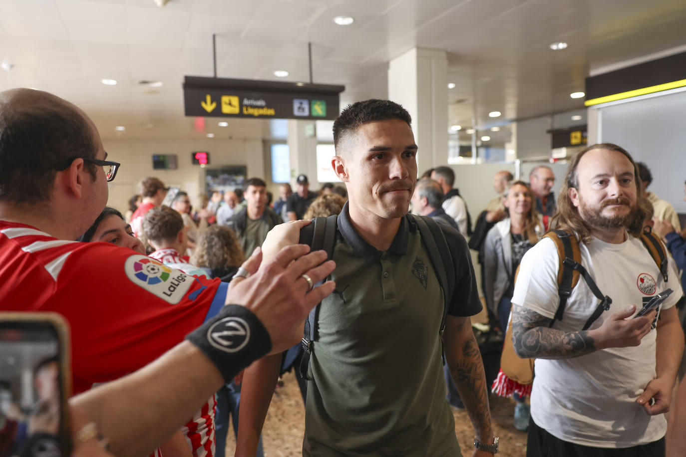 Aliento al Sporting en el aeropuerto de Asturias: así fue la calurosa bienvenida del club