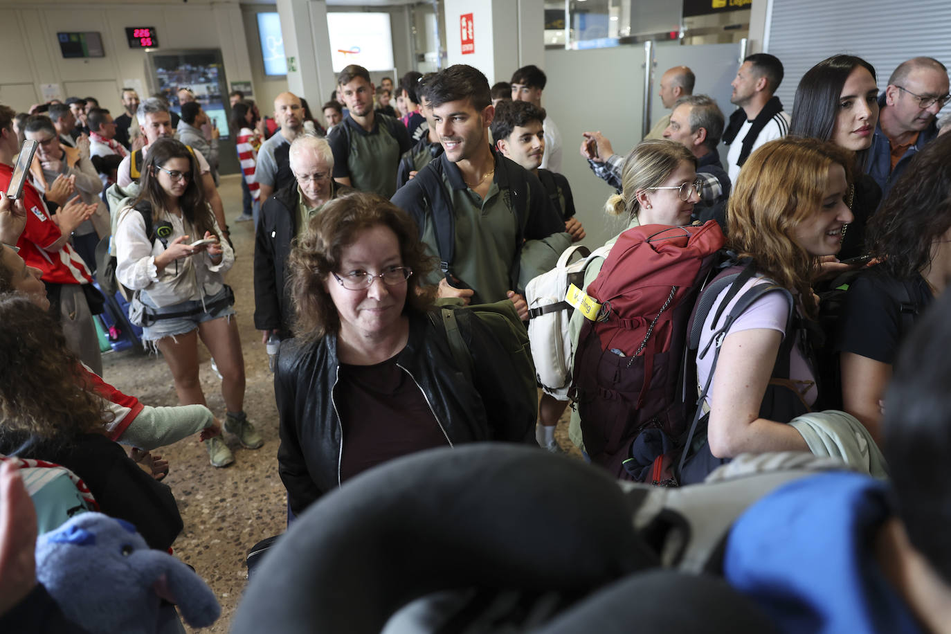 Aliento al Sporting en el aeropuerto de Asturias: así fue la calurosa bienvenida del club