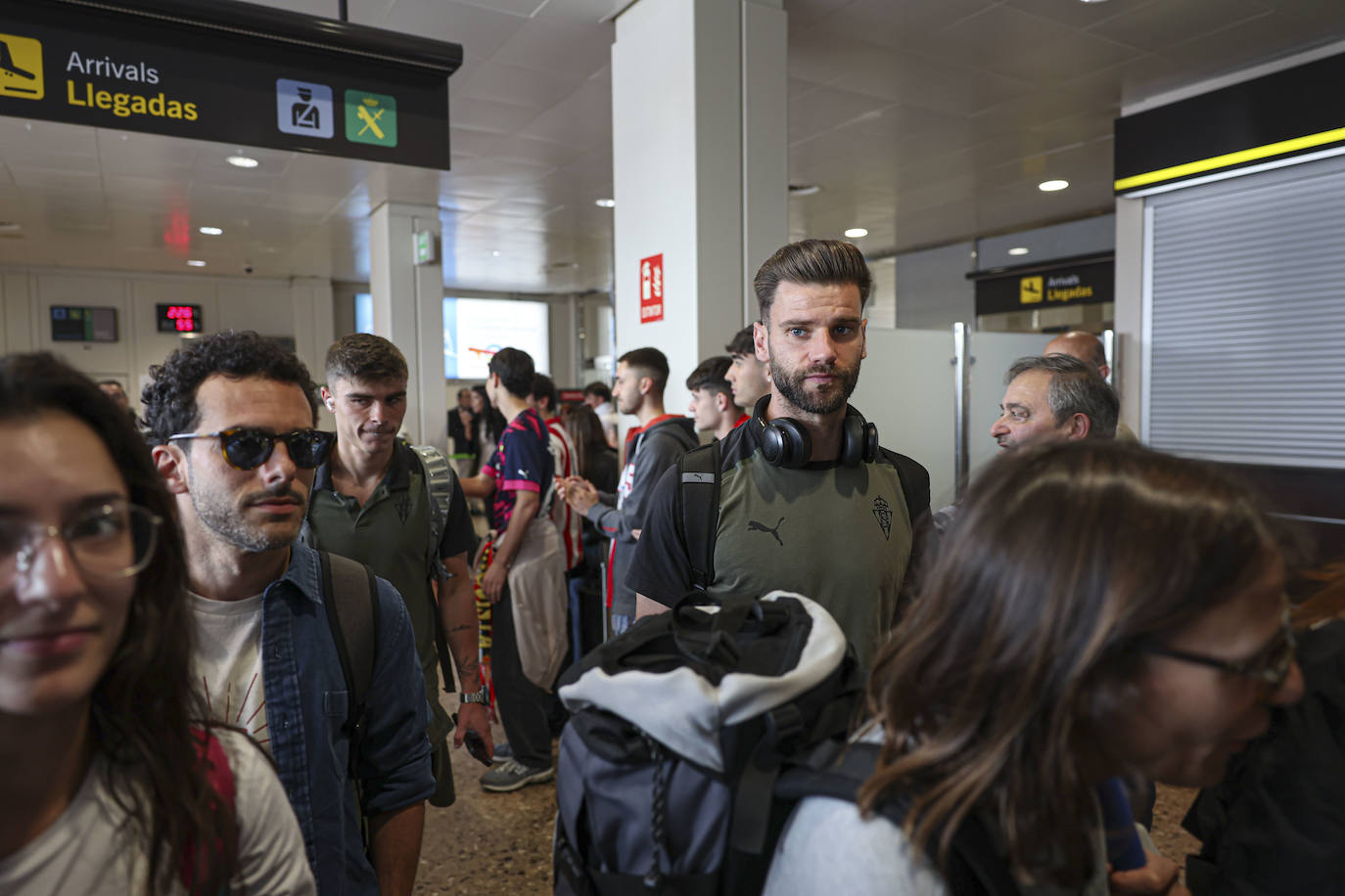 Aliento al Sporting en el aeropuerto de Asturias: así fue la calurosa bienvenida del club