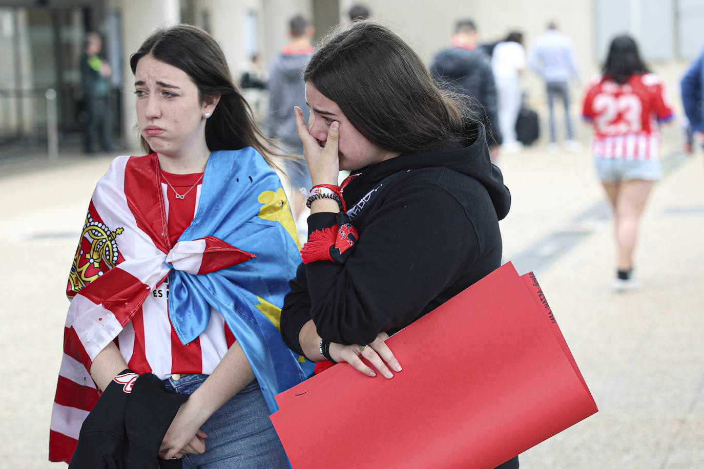 Aliento al Sporting en el aeropuerto de Asturias: así fue la calurosa bienvenida del club