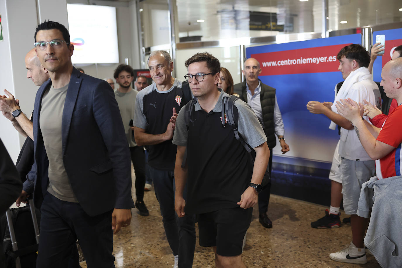 Aliento al Sporting en el aeropuerto de Asturias: así fue la calurosa bienvenida del club