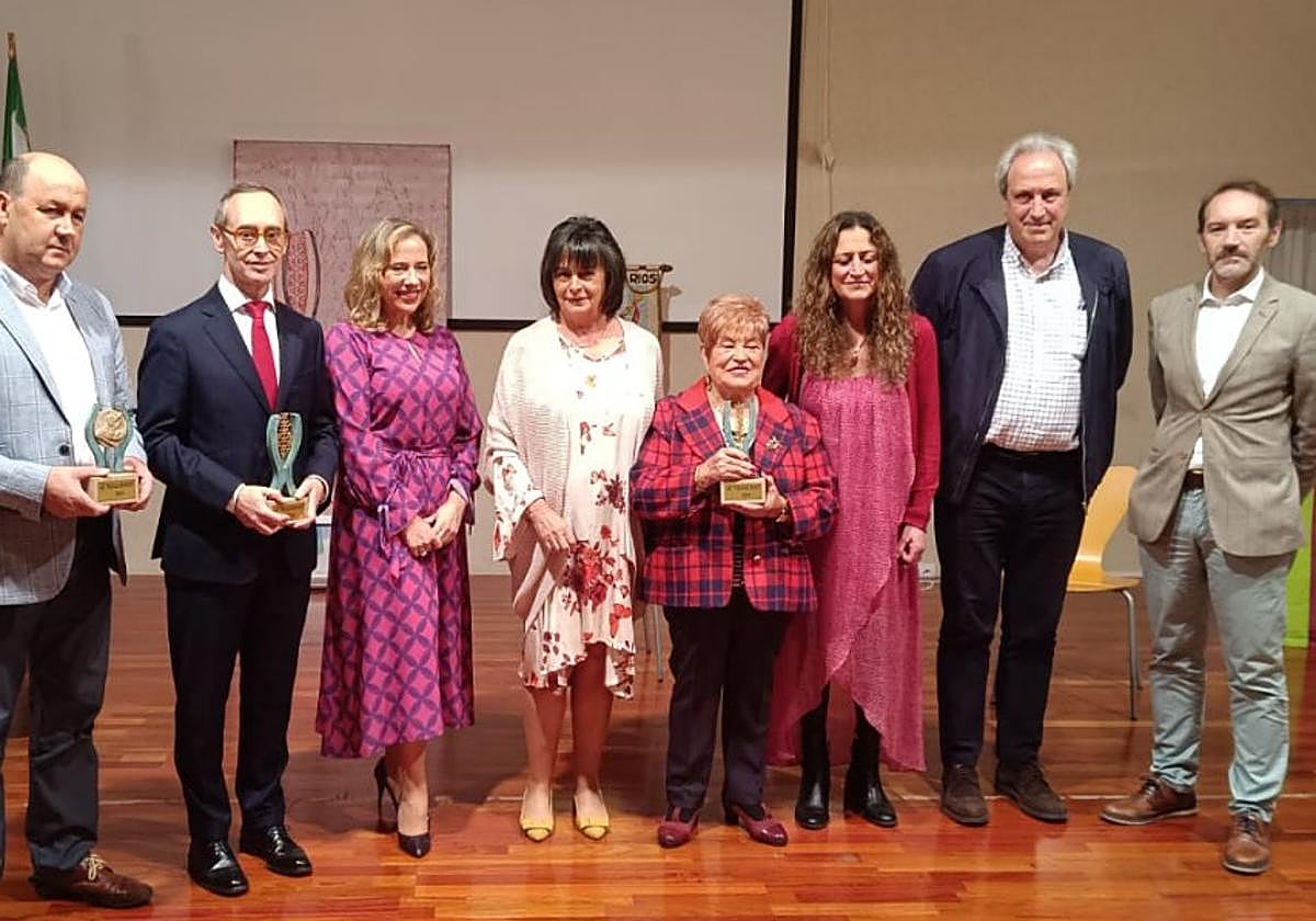 Acto de entrega de los galardones con la presidenta de los Humanitarios, Esperanza del Fueyo, en el centro.