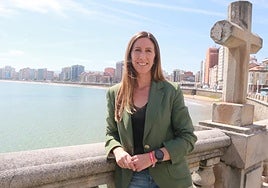 La vicealcaldesa, Ángela Pumariega, en el paseo del Muro, con la playa de San Lorenzo al fondo, uno de los principales atractivos turísticos de la ciudad.