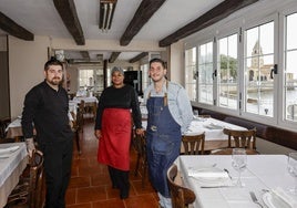 Hugo, con Linda y Javier en su taberna.