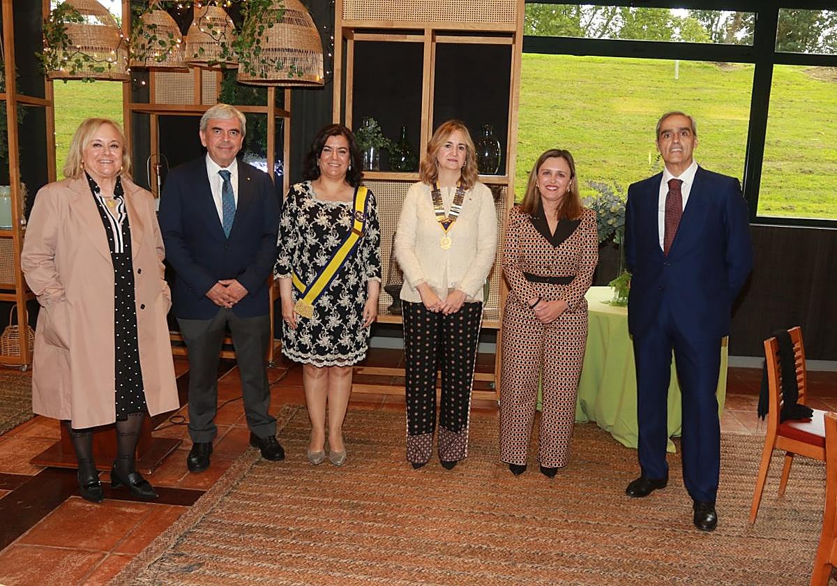 Mercedes Fernández, Mariano Marín, Esther Morandeira, María Fernández Santamarina, María Calvo y Jacobo Cosmen, en la ceremonia.