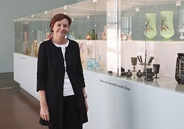 La alcaldesa, Carmen Moriyón, ante una de las vitrinas de la exposición 'Orto y ocaso', que se puede visitar en el Palacio de Revillagigedo.