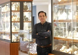 Luis Rodríguez Terente, junto a una de las vitrinas del museo.