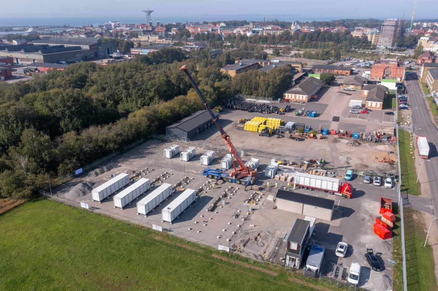 Construcción de un parque de baterías de litio de Axpo en Suecia. Esta compañía proyecta una instalación similar en Siero y ya cuenta con la atutorización ambiental previa.