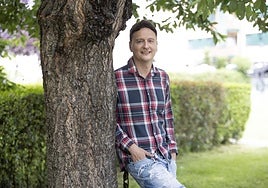 El entrenador de L'Entregu, Adrián González, en la ovetense plaza del Conceyín.