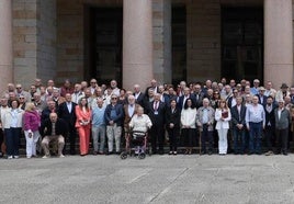 Antiguos alumnos posan con la alcaldesa y la consejera de Cultura en el patio de La Laboral, tras anunciar la presentación a patrimonio de la Unesco.