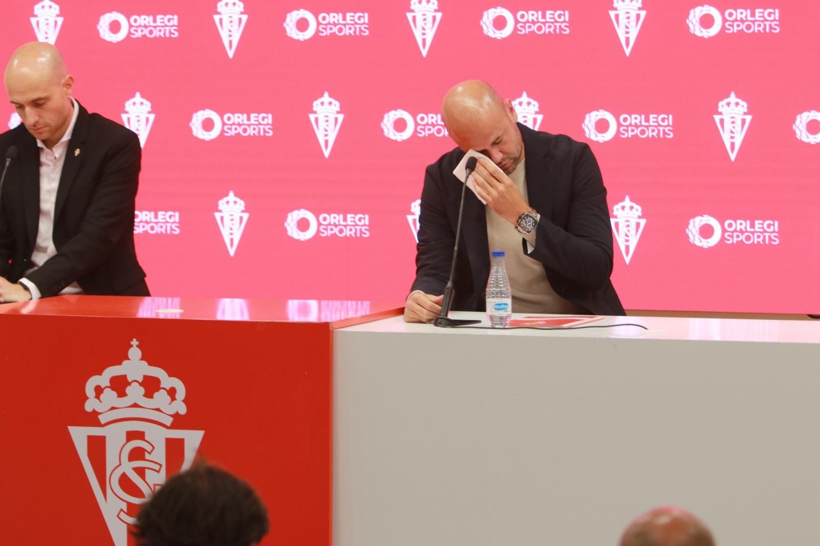 David Guerra y Miguel Ángel Ramírez, en la sala de rueda de prensa de El Molinón