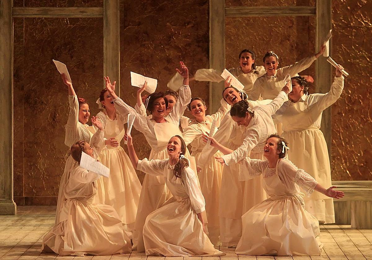 Este título ya se representó con la misma escenografía en el Teatro Campoamor en 2017.