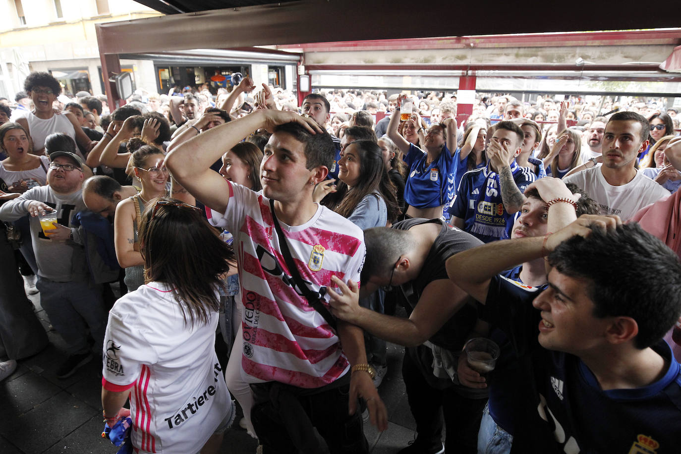 Los bares de Oviedo, a rebosar durante el partido