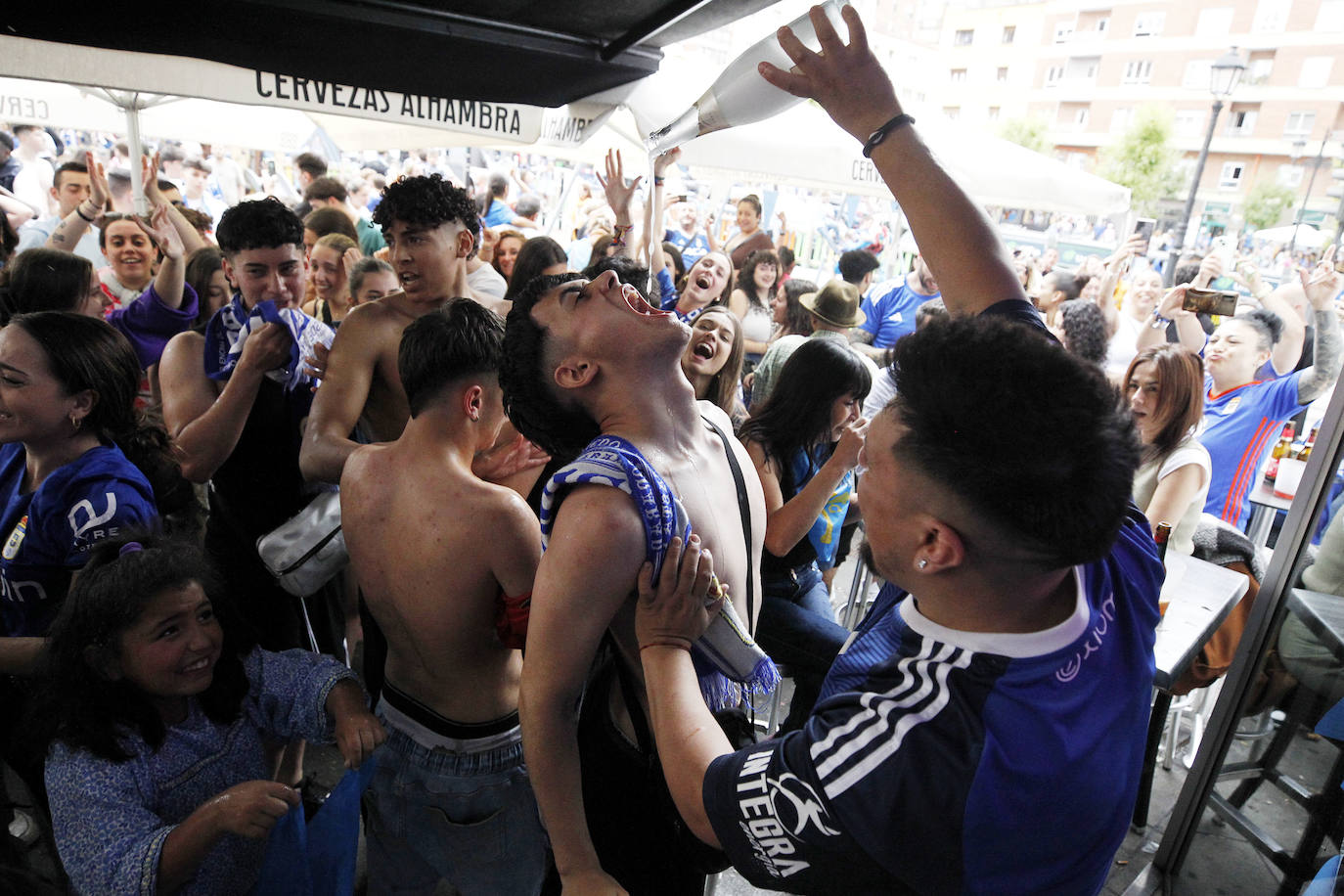 Los bares de Oviedo, a rebosar durante el partido