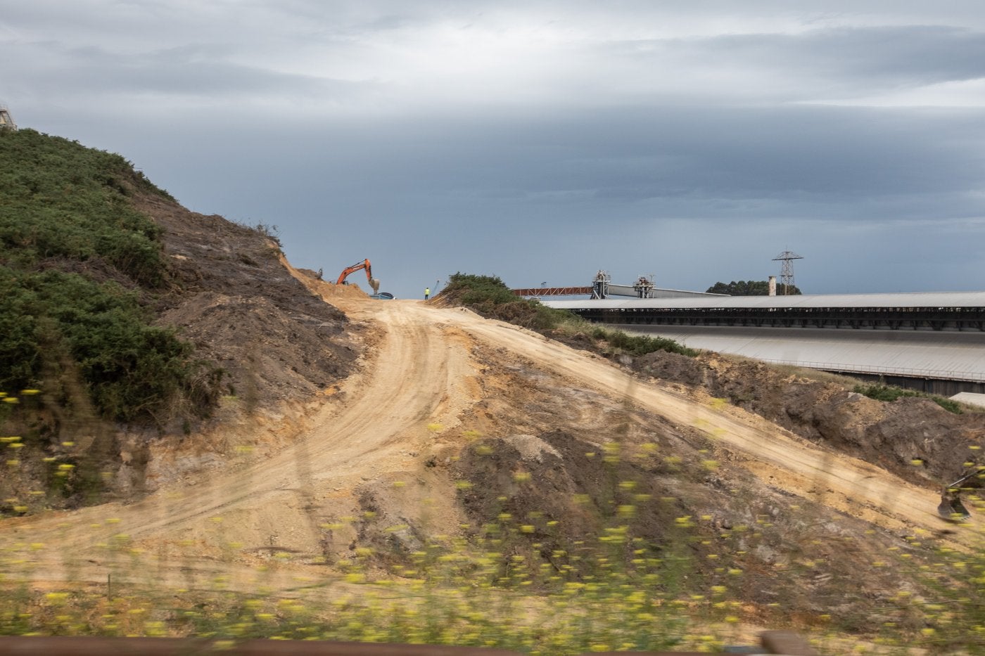 Los primeros movimientos de tierras reflejan que la construcción la nueva carretera ha comenzado.