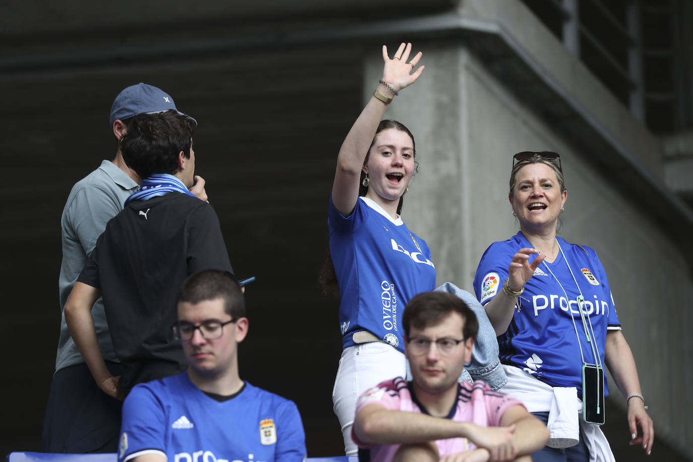 ¿Estuviste en las gradas del Tartiere animando al Oviedo? ¡Búscate en las fotos!