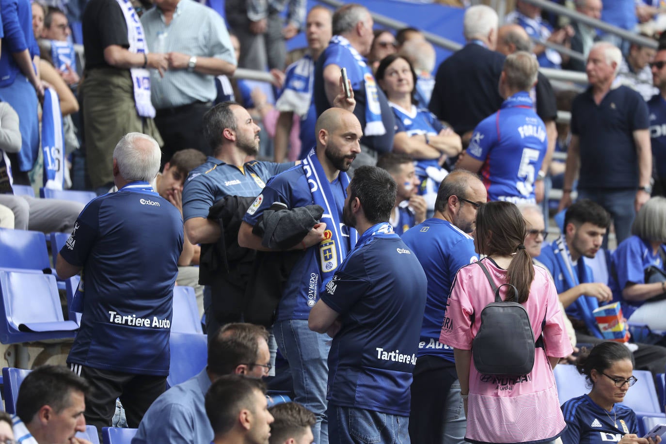 ¿Estuviste en las gradas del Tartiere animando al Oviedo? ¡Búscate en las fotos!