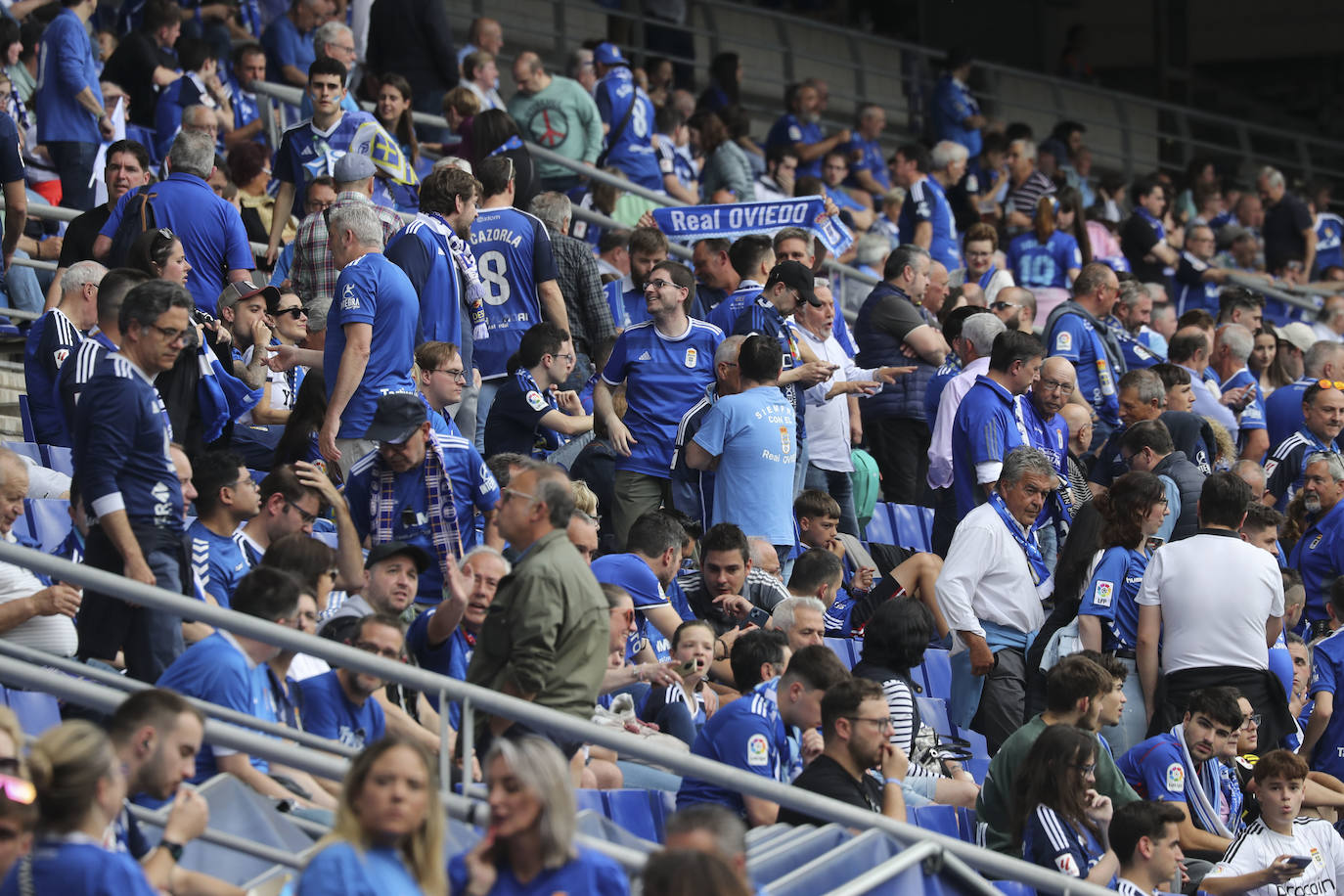 ¿Estuviste en las gradas del Tartiere animando al Oviedo? ¡Búscate en las fotos!