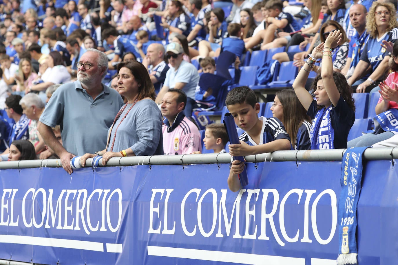 ¿Estuviste en las gradas del Tartiere animando al Oviedo? ¡Búscate en las fotos!