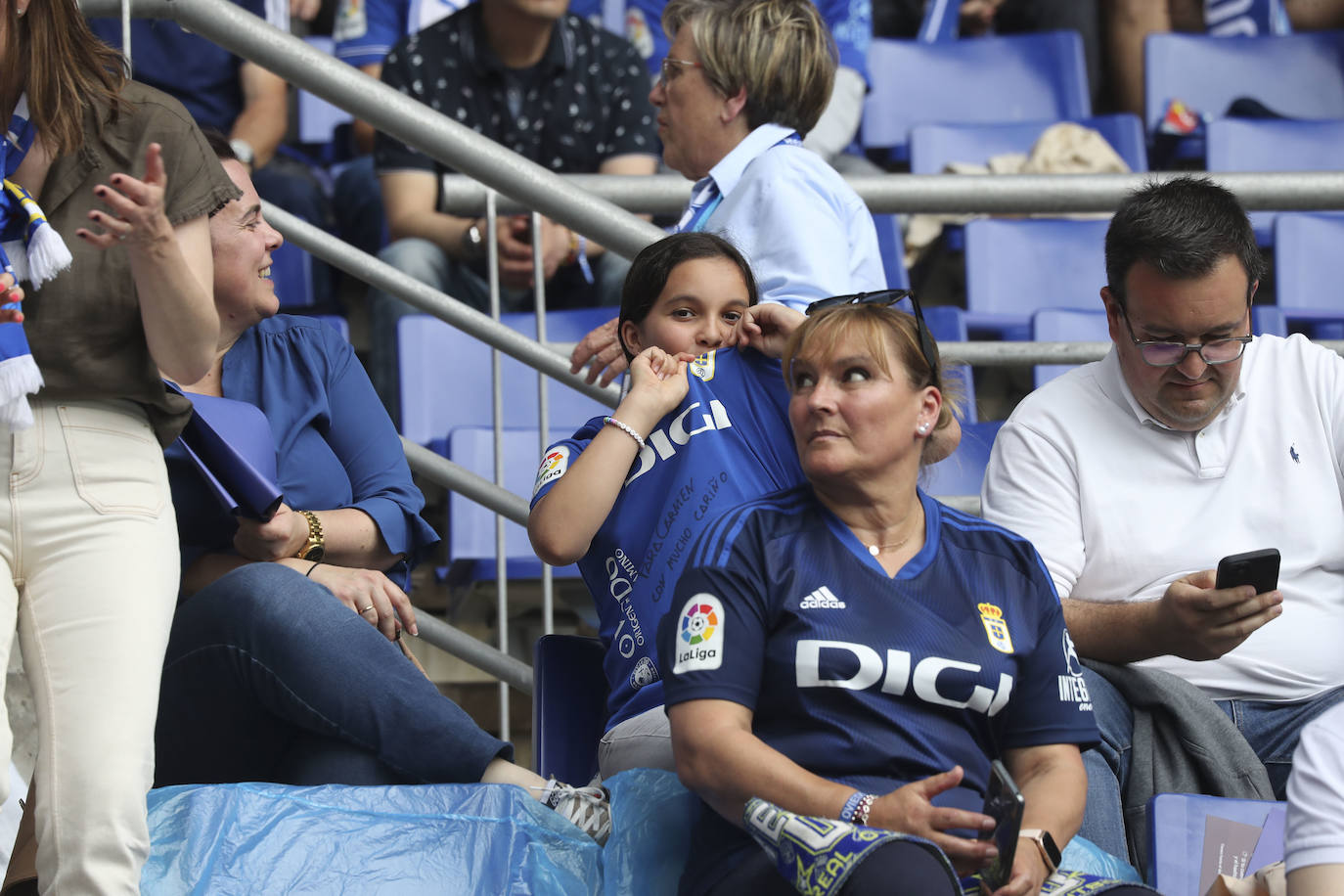 ¿Estuviste en las gradas del Tartiere animando al Oviedo? ¡Búscate en las fotos!