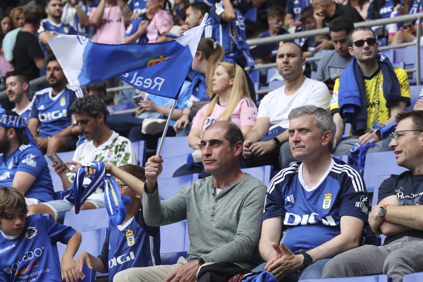 ¿Estuviste en las gradas del Tartiere animando al Oviedo? ¡Búscate en las fotos!