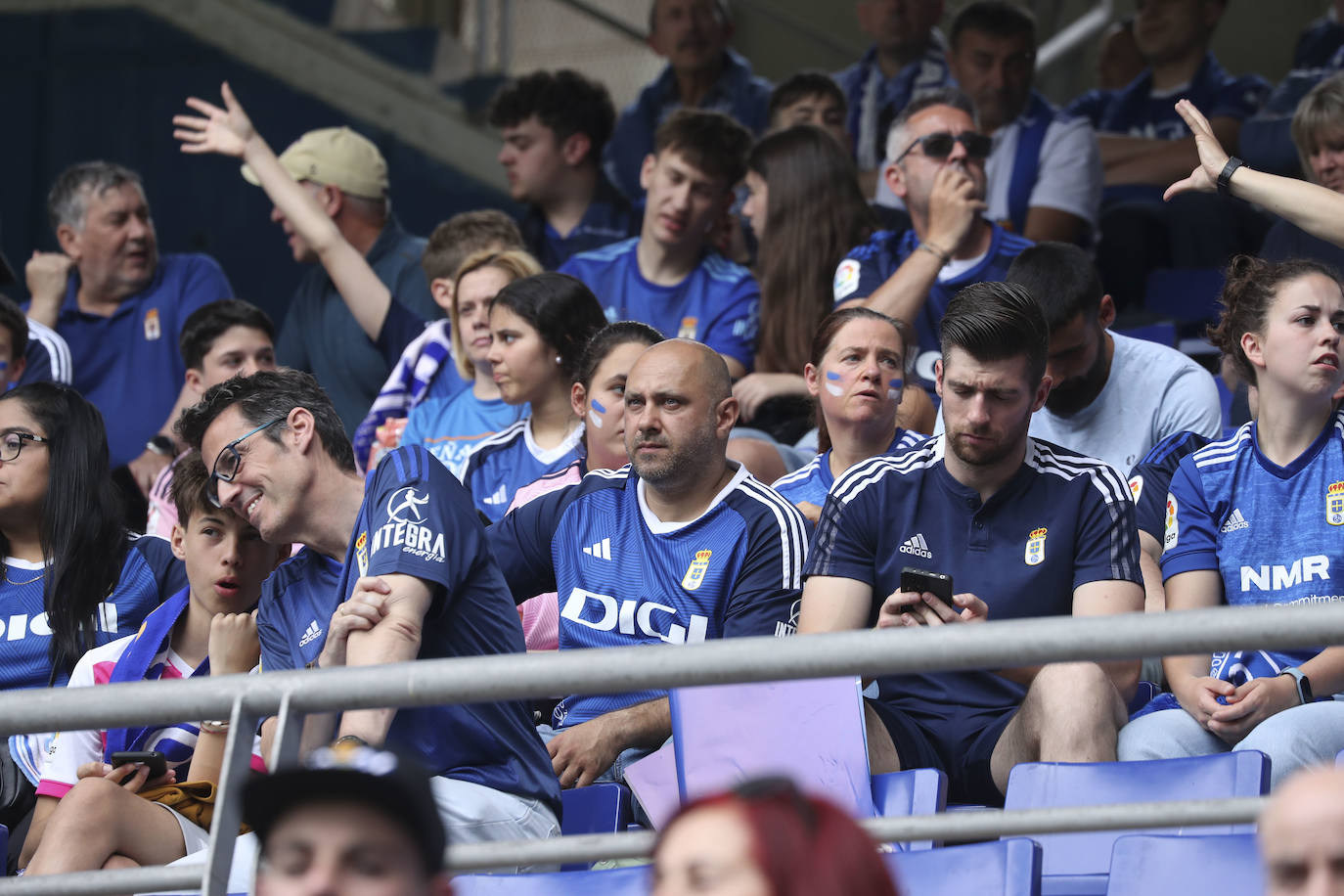 ¿Estuviste en las gradas del Tartiere animando al Oviedo? ¡Búscate en las fotos!