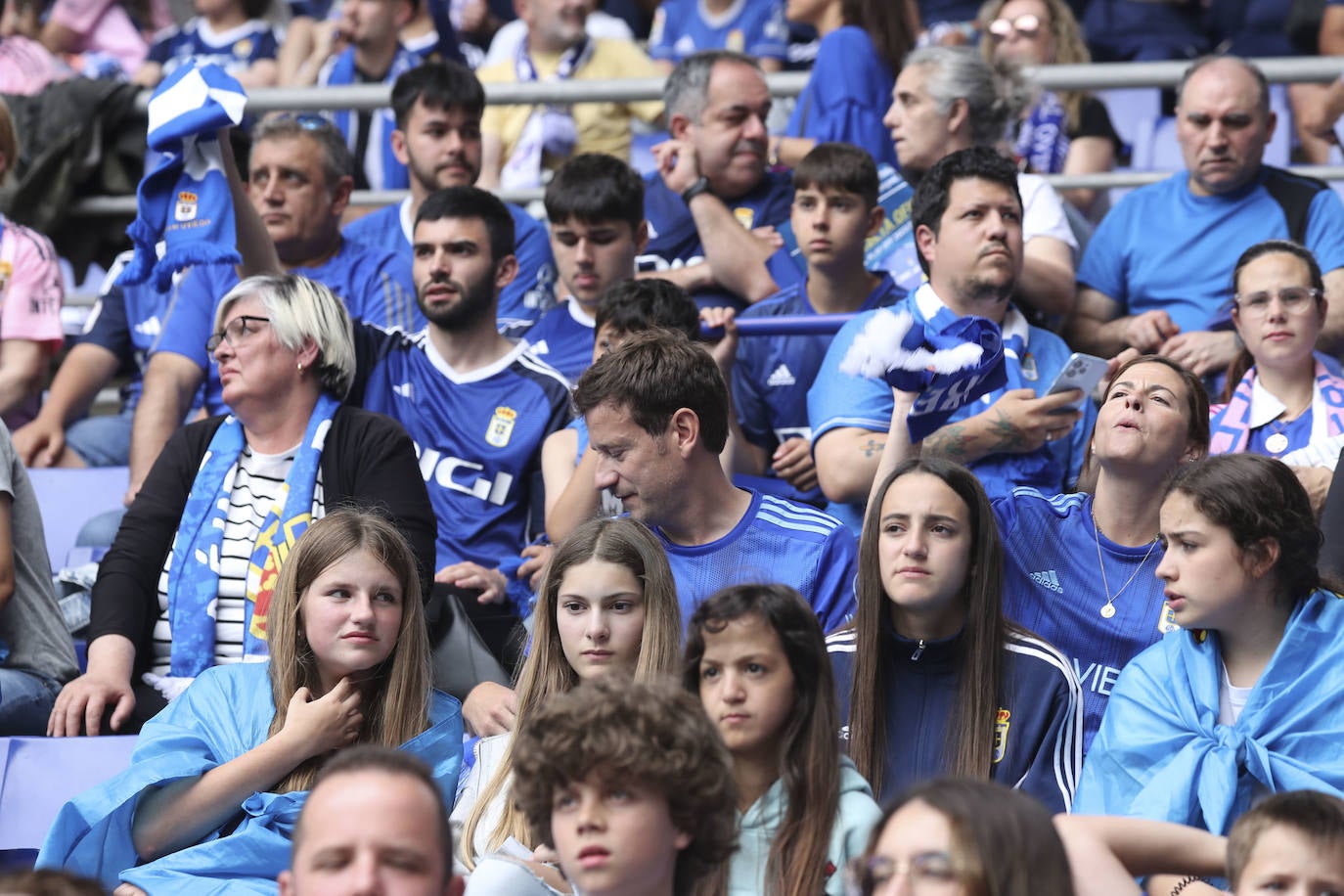 ¿Estuviste en las gradas del Tartiere animando al Oviedo? ¡Búscate en las fotos!