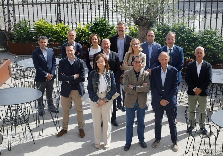 Representantes de gran parte de las empresas que participan en Sostenibles, junto al director de EL COMERCIO, Ángel González.