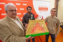 Rafael Alonso, Alberto Colino e Iván Fernández con la maqueta de la hoguera ‘Al son’.