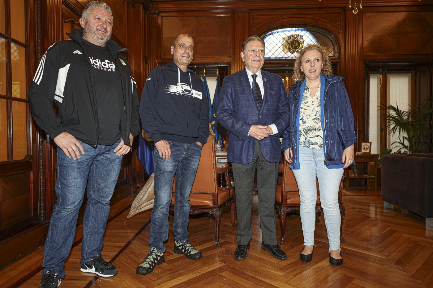 Damián González, Jaime Campillo, Alfredo Canteli y Marta González en el acto de ayer en el Ayuntamiento en el que les concedieron 18.000 euros de ayuda para el viaje.