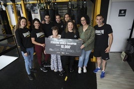 La Güestia, con su premio de campeonesdel mundo defitboxing.