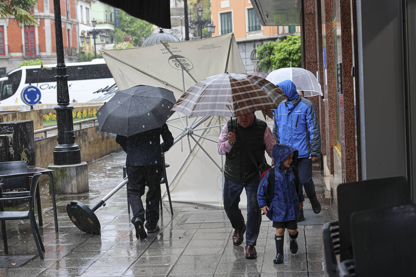 Lluvia y granizo: el mal tiempo azota a Asturias a las puertas del verano