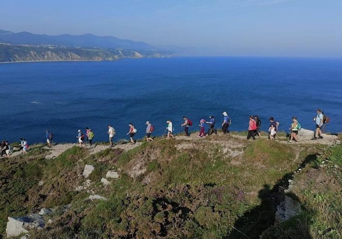 Descubrir una senda costera «entre cabos», aportar solidaridad al Banco de Alimentos de Asturias y celebrar una «folixa» reivindicativa en la Regalina: este es plan que los vecinos de Valdés y Cudillero tienen para el próximo sábado; e invitan, a quién quiera, a unirse a ellos