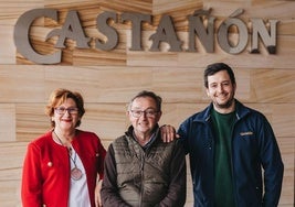 Alfonso Castañón, a la derecha, con sus padres, María Jesús Rilla y Julián Castañón.