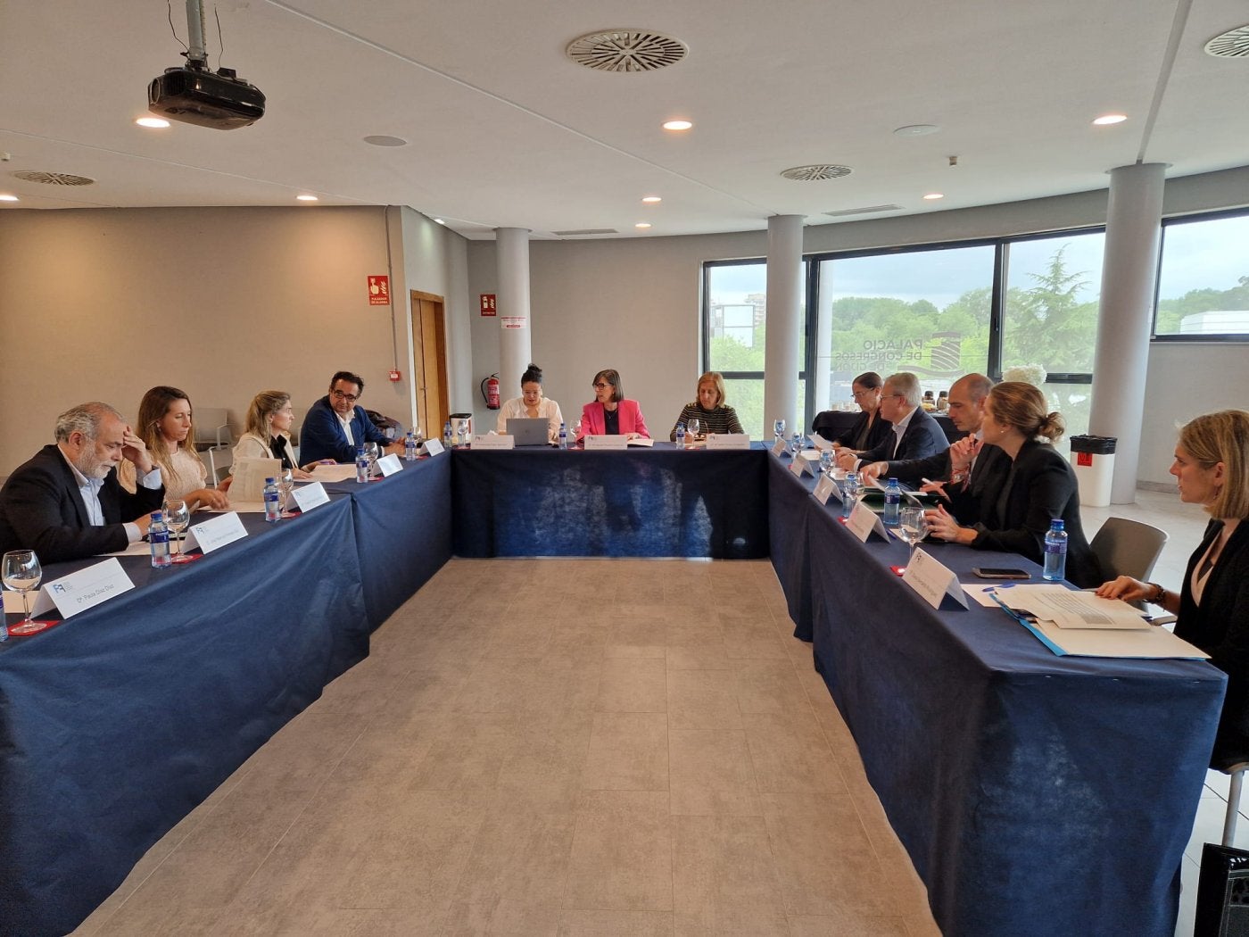 La consejera de Transición Ecológica, Nieves Roqueñí (de rojo en el centro), durante la reunión.