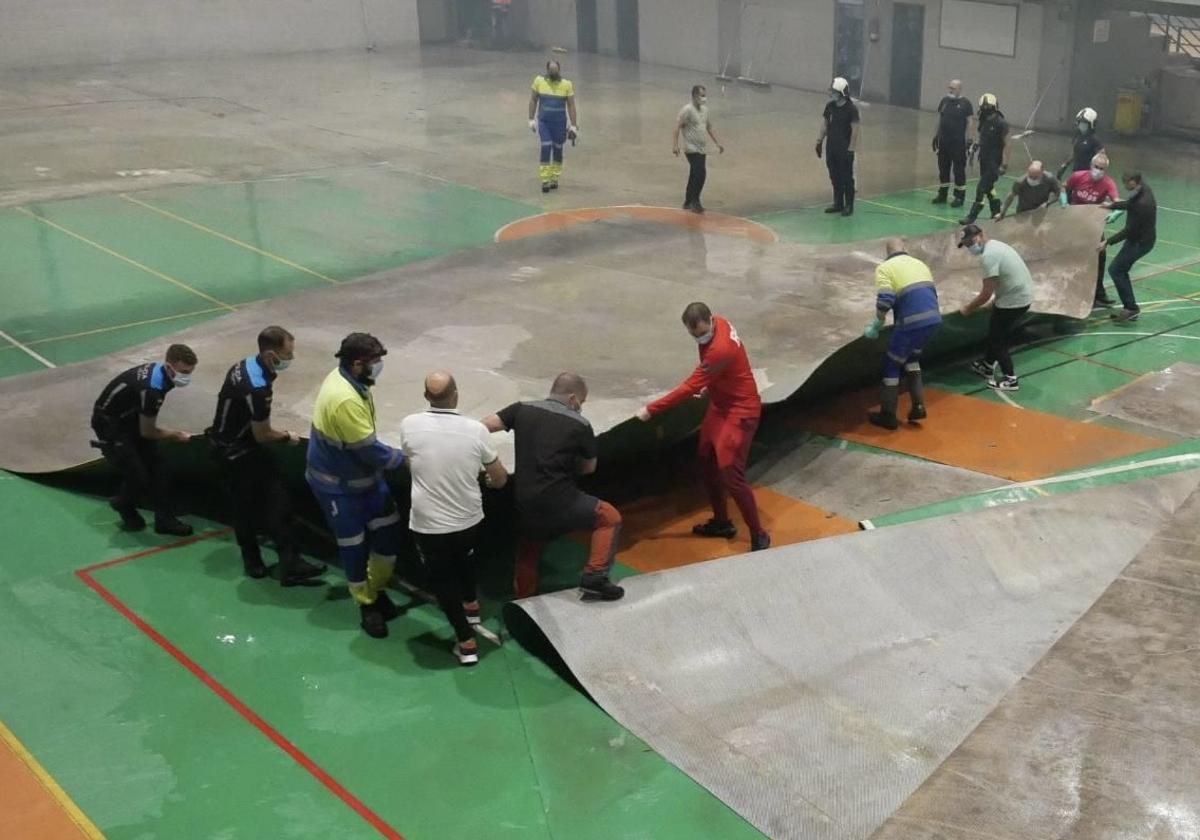 La intensidad de la lluvia y el granizo provocó que en minutos en alguna se filtrase anegándose la pista verde central.