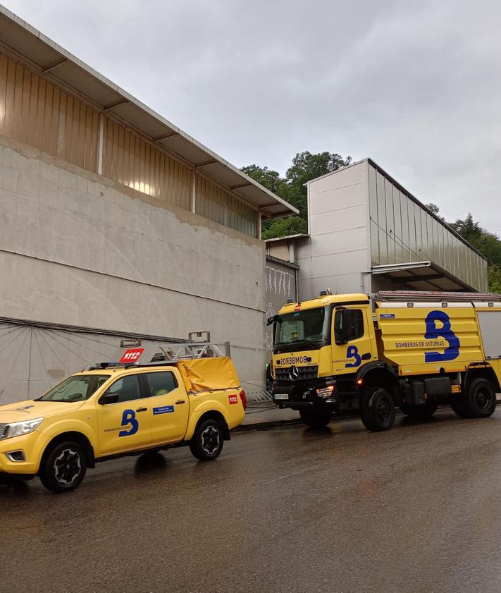 Imagen secundaria 2 - El agua anega el polideportivo lenense del Masgain