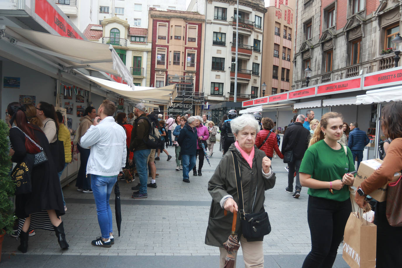 El ambiente de la Feria del Libro de Gijón