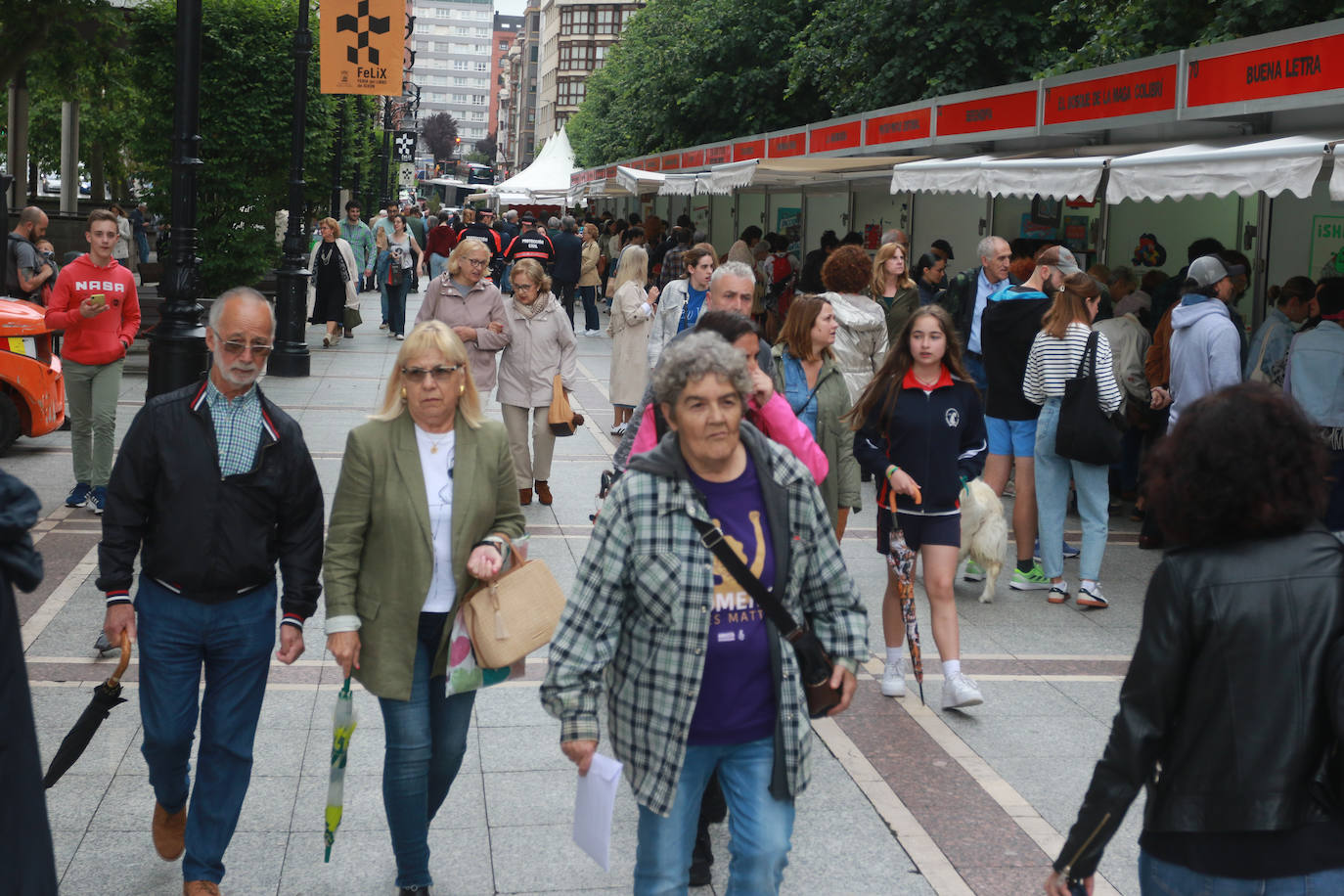 El ambiente de la Feria del Libro de Gijón