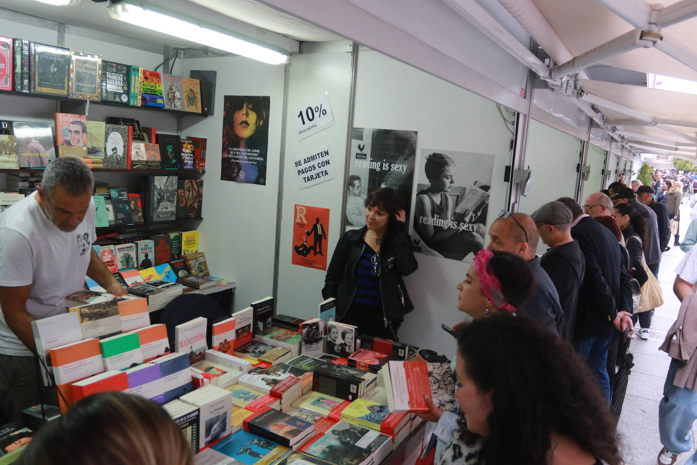 El ambiente de la Feria del Libro de Gijón