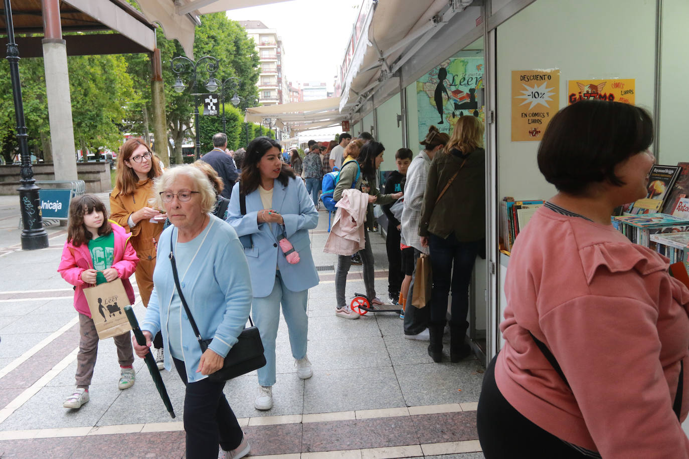 El ambiente de la Feria del Libro de Gijón