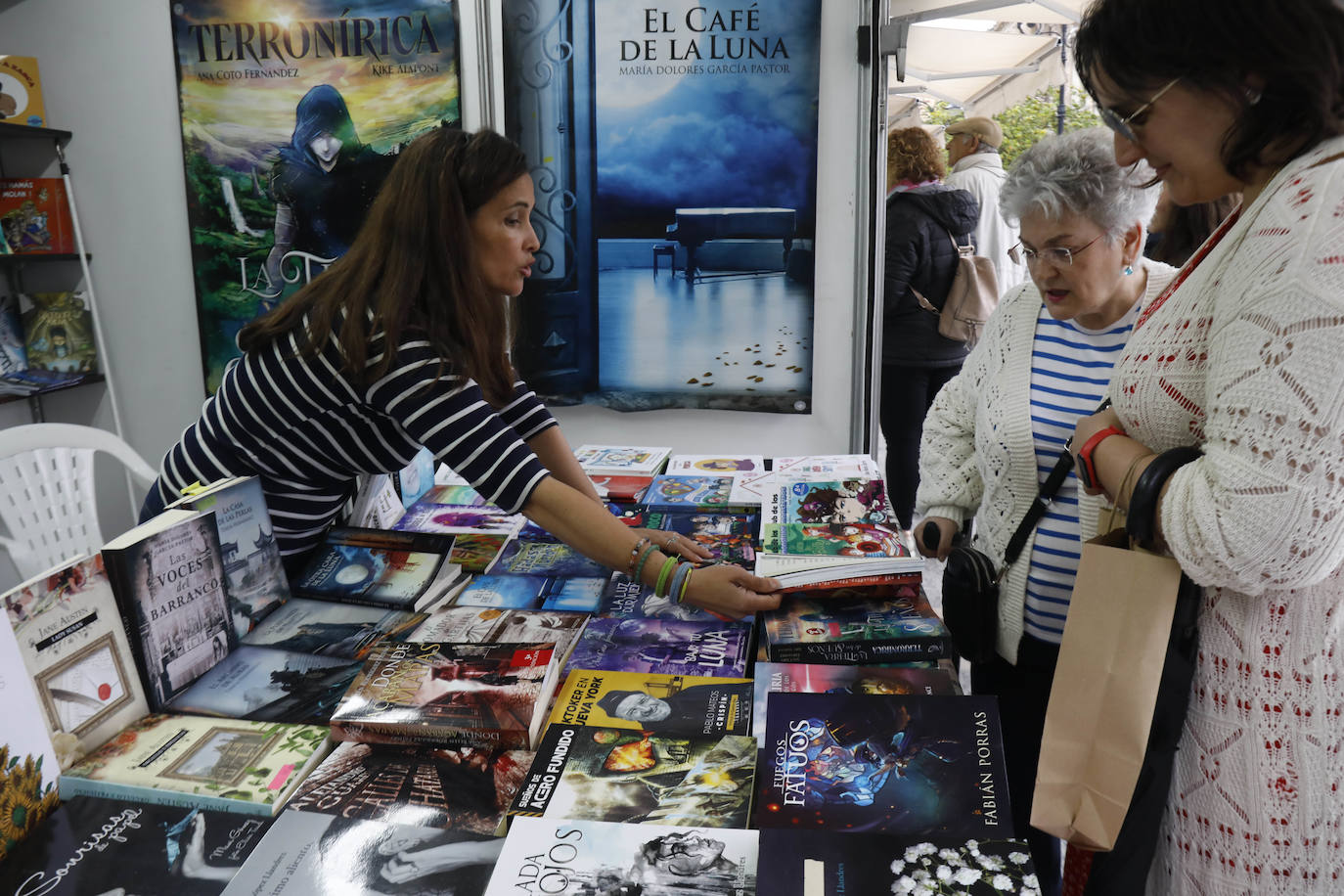 El ambiente de la Feria del Libro de Gijón