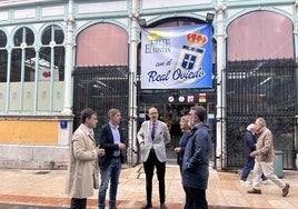 Javier Ballina, Carlos Fernández Llaneza, Jorge Monsalve, Marisa Ponga y Juan Álvarez delante del mercado.